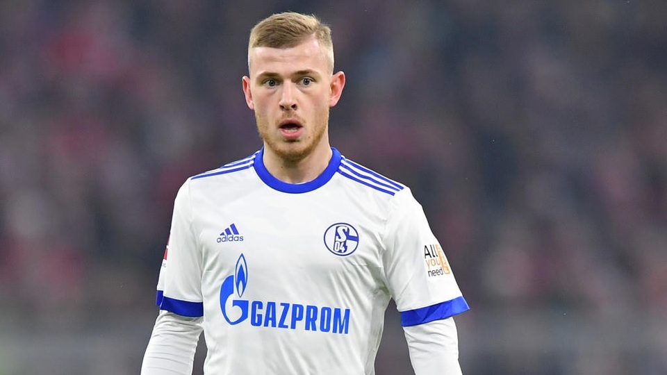 Đội hình những ngôi sao vẫn “bơ vơ” ở “chợ Hè” 2018 - 6
Max Meyer được ví như thần đồng bóng đá Đức.Thậm chí, mùa giải trước, cầu thủ này còn thi đấu tuyệt hay khi được thử nghiệm trong vai trò tiền vệ phòng ngự ở Schalke. Dù vậy, anh đã quyết định không ký hợp đồng mới với CLB sau khi có xung đột với CEO của Schalke, Christian Heidel. Khá ngạc nhiên như Meyer vẫn chưa tìm được CLB mới dù được đánh giá cao về tài năng.
