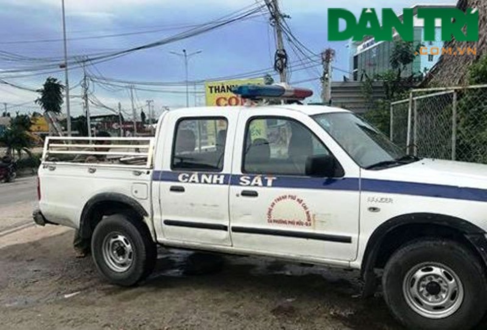 Nghi án mất trộm cả chiếc xe đầu kéo container - 2 Công an quận 9 tiến hành khám nghiệm hiện trường, ghi lời khai các nhân chứng.