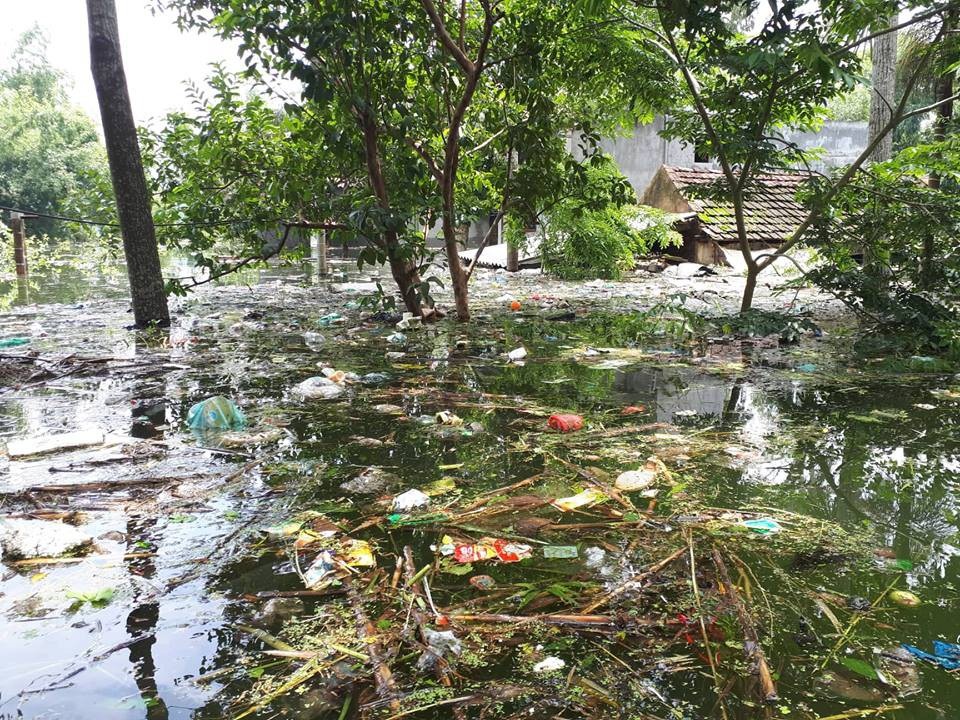 Kinh hoàng “biển rác” bủa vây người dân ngoại thành Hà Nội sau mưa lũ - 11 Nước ngập cao kèm theo rác thải bủa vây đã khiến cho cuộc sống của người dân xã Nam Phương Tiến gặp nhiều khó khăn.