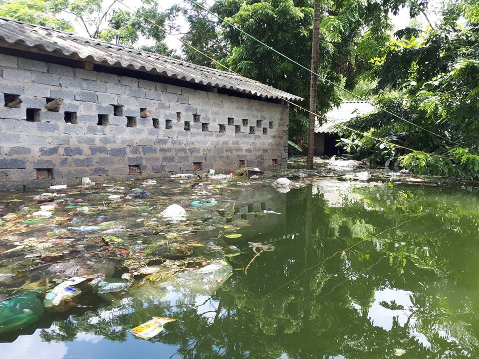 Kinh hoàng “biển rác” bủa vây người dân ngoại thành Hà Nội sau mưa lũ - 9 Cuộc sống của người dân ở đây bị đảo lộn hoàn toàn, nhiều hộ phải di tản chuyển đến ở nhờ nhà người thân do nước và rác thải tràn ngập vào nhà