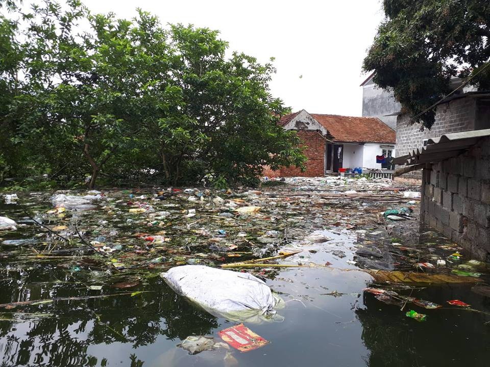 Kinh hoàng “biển rác” bủa vây người dân ngoại thành Hà Nội sau mưa lũ - 1 Hơn một tuần nay, hàng trăm hộ dân tại xã Nam Phương Tiến vẫn phải sống chung với cảnh nước lũ bủa vây. Không chỉ vậy, họ còn bị ám ảnh bởi rác thải, xác chết động vật nổi trên mặt nước, tuồn vào nhà, bốc mùi hôi thối.