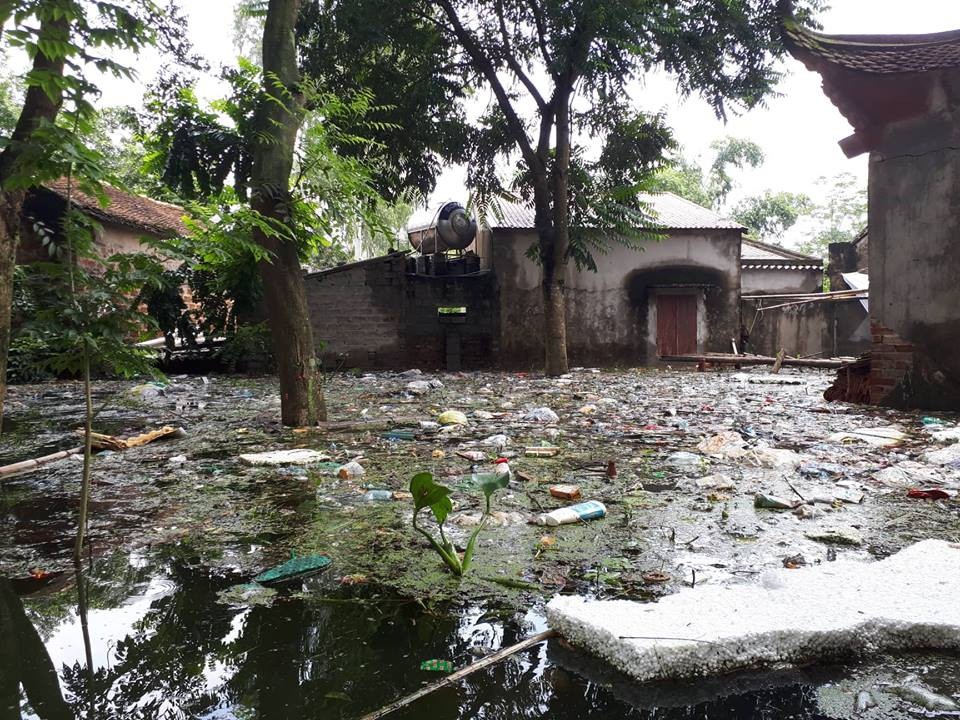 Kinh hoàng “biển rác” bủa vây người dân ngoại thành Hà Nội sau mưa lũ - 3 Người dân ở đây phản ánh, trước ngày mưa lũ tràn về, rác thải không được đơn vị thu gom thu dọn kịp nên khi lũ lên, rác từ bãi tập kết theo dòng nước trôi hết về khu vực nhà dân.
