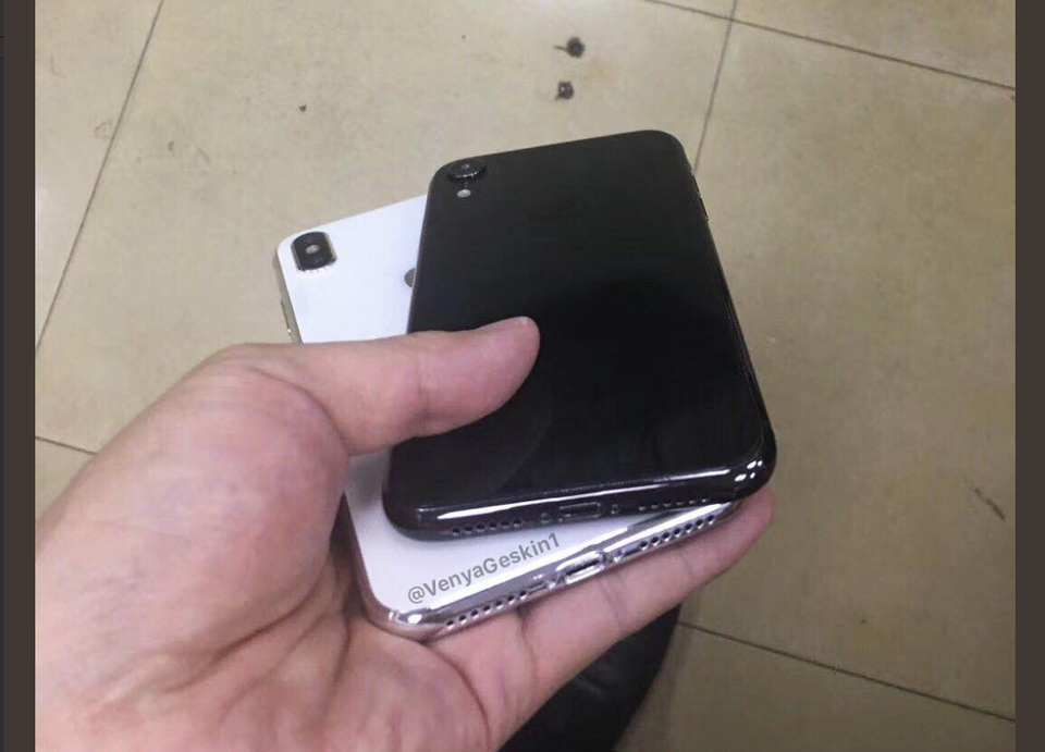 Xuất hiện nguyên mẫu hoàn thiện của iPhone X Plus và iPhone 9 - 4 Ảnh cận cảnh của 2 chiếc iPhone nhái được đăng tải bởi tài khoản Twitter Benjamin Geskin.