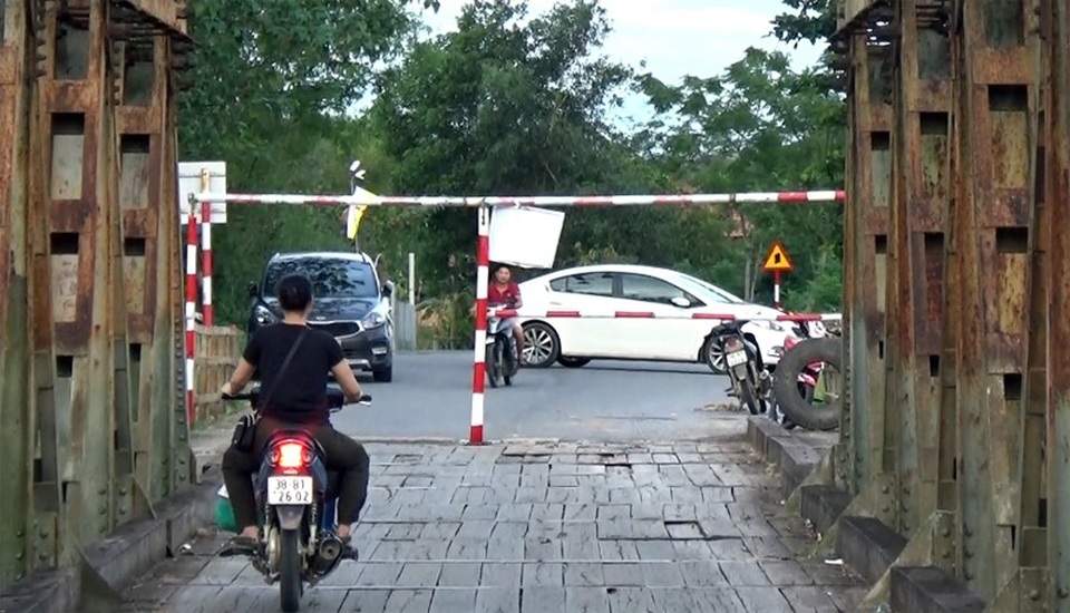 Cầu thủng "há miệng" chờ người rơi xuống sông - 8 Cầu hỏng nghiêm trọng đã thực sự gây rất nhiều khó khăn, phiền toái trong việc đi lại của người dân. Ngoài xe máy có thể lưu thông, còn ô tô người dân phải quay đầu lại đi theo một tuyến đường khác rất mất thời gian.