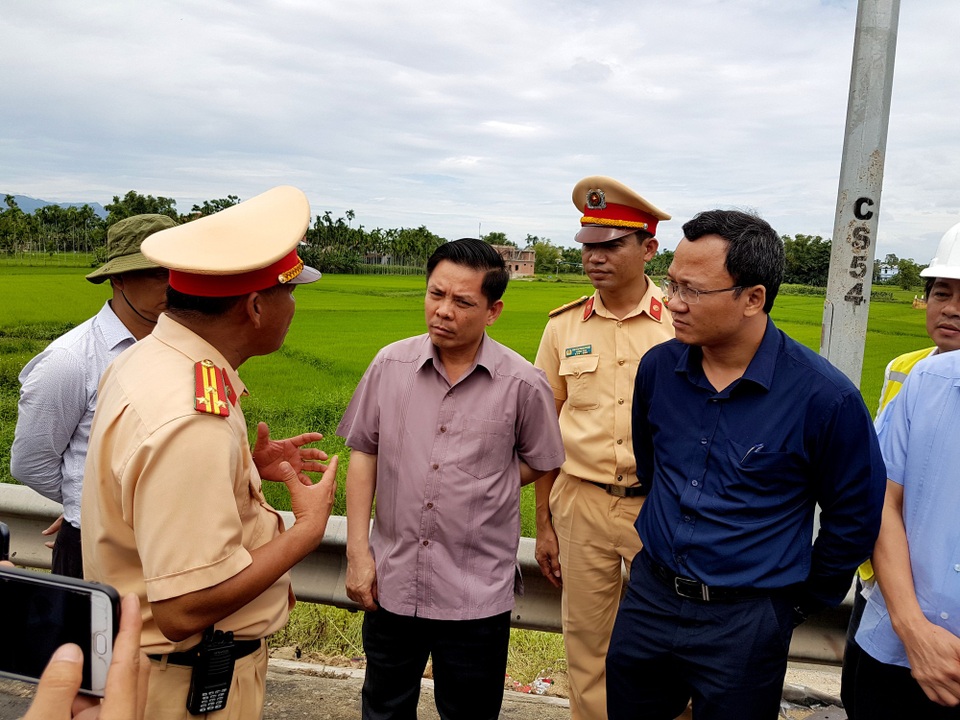 Vụ tai nạn thảm khốc 13 người chết: Tài xế xe đón dâu có dấu hiệu buồn ngủ - 10 Bộ trưởng GTVT Nguyễn Văn Thể thị sát hiện trường vụ tai nạn