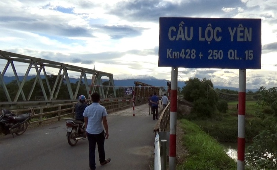 Cầu thủng "há miệng" chờ người rơi xuống sông - 1
Cầu Lộc Yên (km428+200 QL.15, còn có tên khác là cầu Đá Lậu) là cầu dàn thép bắc qua sông Tiêm, gồm 3 nhịp, bề rộng làn xe chạy 5m, kết cấu dầm ngang và tấm lát mặt cầu bằng gỗ (tận dụng mặt cầu gỗ đường sắt cũ). Trước đây, cầu dùng chung cho cả đường sắt và đường bộ, do Cục Đường sắt quản lý. Năm 2016, khi cầu đường sắt mới thi công xong thì Cục Đường sắt tổ chức sửa chữa mặt cầu cũ và bàn giao cho Sở GTVT Hà Tĩnh quản lý.