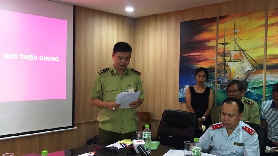Kiểm tra hoạt động kinh doanh tại Con Cưng trong phạm vi 2 năm - 3 Lực lượng chức năng đọc quyết định kiểm tra và danh dách đoàn kiểm tra. Ảnh: Đại Việt