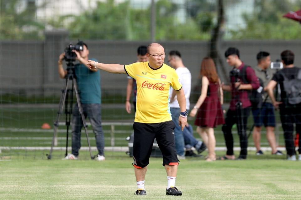 Văn Quyết và Công Phượng, ai hơn ai trong chiếc áo số 10? - 2 HLV Park Hang Seo sẽ có những tính toán phù hợp về nhân sự cho đội tuyển Olympic Việt Nam (ảnh: Gia Hưng)