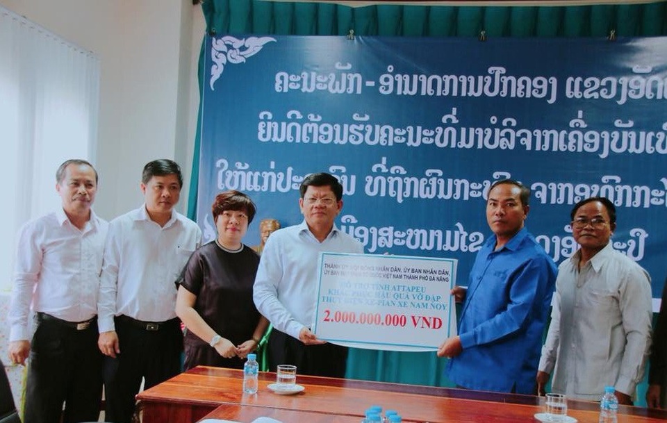 Đoàn công tác của TP Đà Nẵng trao quà hỗ trợ khắc phục sự cố vỡ đập thuỷ điện đến chính quyền tỉnh Attapeu (ảnh: Trâm Anh)