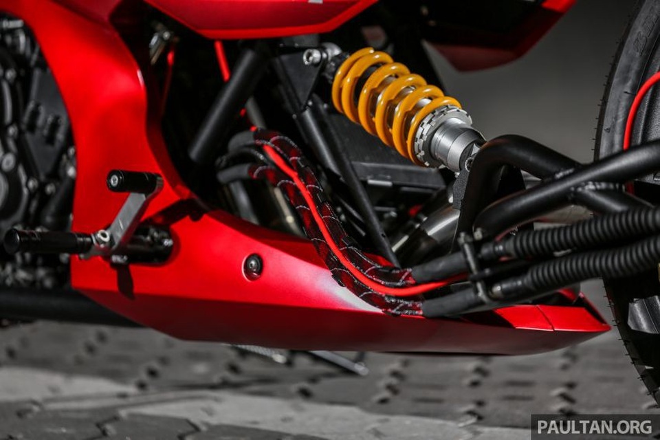 Kenstomoto Valkyrie - Độc và dị - 3
Phía trước xe là càng đơn, với bánh trước đường kính lớn nhưng bản nhỏ - 90/90 21 inch, trong khi bánh sau nhỏ hơn nhưng bản lớn - lốp cỡ 240/45 17 inch đi cùng vành bản rộng 9 inch.