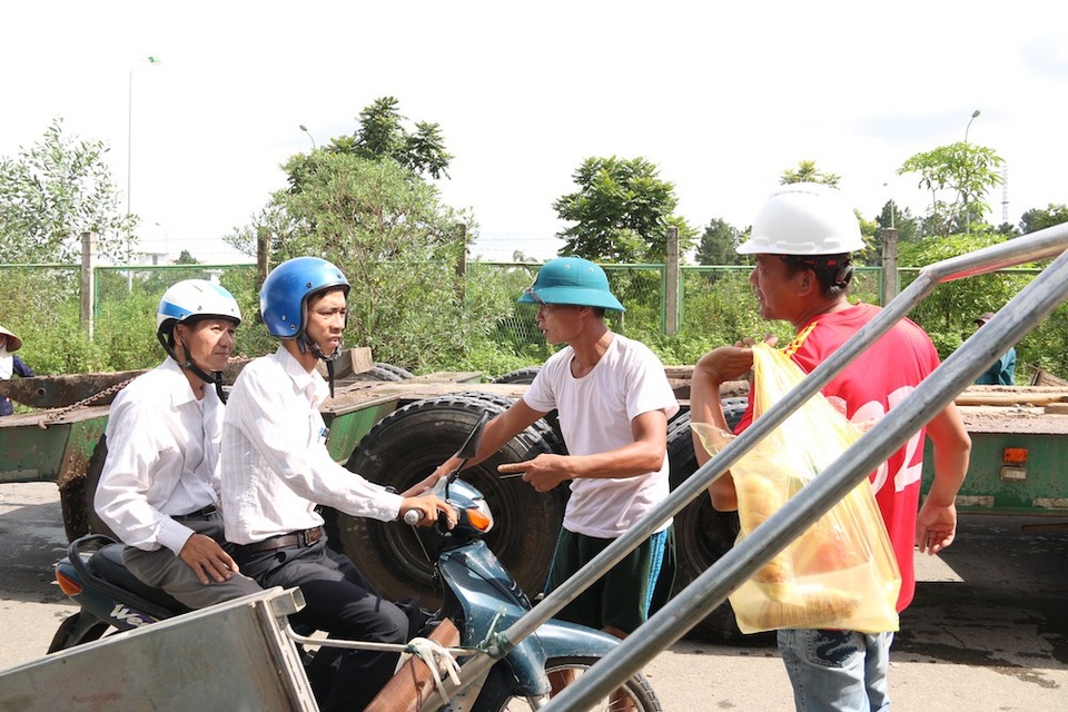 Kiếm bộn từ dịch vụ "cõng" xe máy qua đường ngập ở Hà Nội - 2
Cách đó khoảng 2km lực lượng chức năng đã có biển cảnh báo ngập lụt nên số lượng người tham gia giao thông đi vào đoạn đường ngập không nhiều. Tuy nhiên, vẫn có khá đông người dân tranh thu mang xe cải tiến ra làm dịch vụ kéo xe qua đoạn ngập.