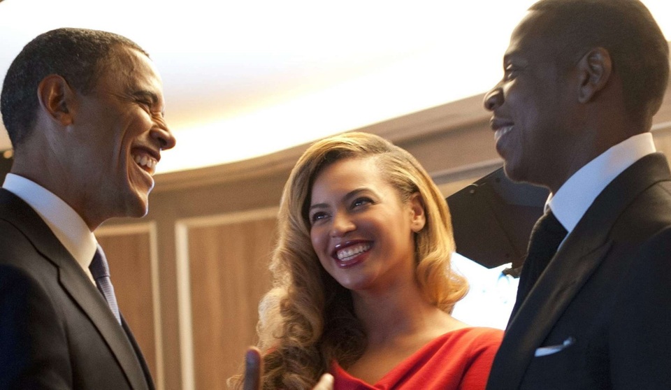 Vợ chồng ông Obama nhảy tưng bừng tại buổi hòa nhạc - 1 Ông bà Obama và vợ chồng 2 siêu sao âm nhạc thế giới Beyonce và Jay Z vốn là bạn thân ngoài đời. (Ảnh: Celebrity Insider)