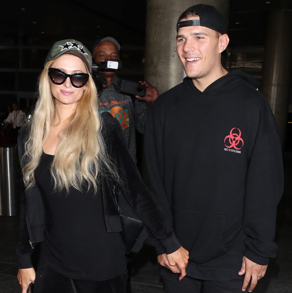 Paris Hilton: "Vòng một" phẳng lỳ vẫn tự tin diện đồ cắt xẻ gợi cảm - 15
Ngôi sao 36 tuổi hiện đang hò hẹn với nam diễn viên kém tuổi, Chris Zylka. Cặp đôi hò hẹn từ năm ngoái và đã đính hôn. Trong năm nay, Paris và Chris dự định sẽ tổ chức đám cưới. Paris tâm sự, cô thấy hạnh phúc khi tìm được một nửa như Chris và đã nghĩ tới những đứa con đáng yêu, kháu khỉnh.