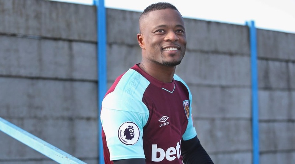 Đội hình những ngôi sao vẫn “bơ vơ” ở “chợ Hè” 2018 - 4
Evra đã trở lại Premier League khoác áo West Ham vào tháng 1/2018. Tuy nhiên, anh không được ra sân nhiều. Giờ đây, hậu vệ người Pháp vẫn chật vật tìm CLB mới sau khi hết hạn hợp đồng 6 tháng với West Ham.