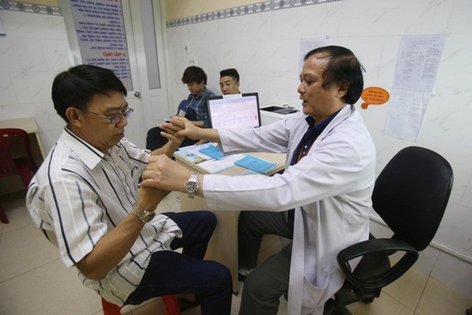 Thương cha mẹ bằng của ngon, vật lạ: Coi chừng! - 1 Việc tẩm bổ cho người cao tuổi nên tuân thủ lời khuyên của bác sĩ về chế độ dinh dưỡng phù hợp với các bệnh lý mà họ mắc phải. Trong ảnh: Khám bệnh cho người cao tuổi tại Bệnh viện Đa khoa Sài Gòn Ảnh: HOÀNG TRIỀU