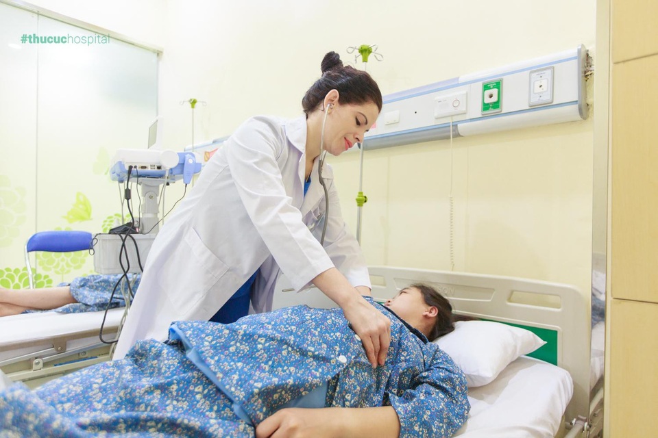Ngôi thai ngược và chuyện đi đẻ “nhàn tênh” của mẹ bầu 9X - 1
Bác sĩ Lisa tại Bệnh viện ĐKQT Thu Cúc khuyên chị Quyên lựa chọn phương pháp mổ đẻ bởi phôi thai ngược