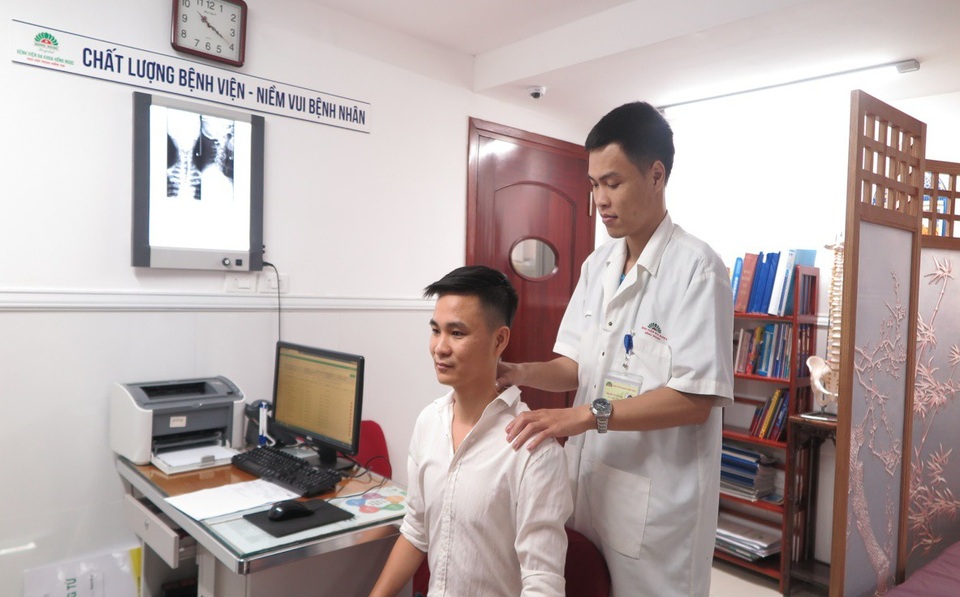 Trải nghiệm vật lý trị liệu cổ vai gáy và cột sống tại bệnh viện 5* - 2 Tại khoa vật lý trị liệu, bác sĩ kiểm tra để xác định các vị trí đau cổ vai gáy của anh L.