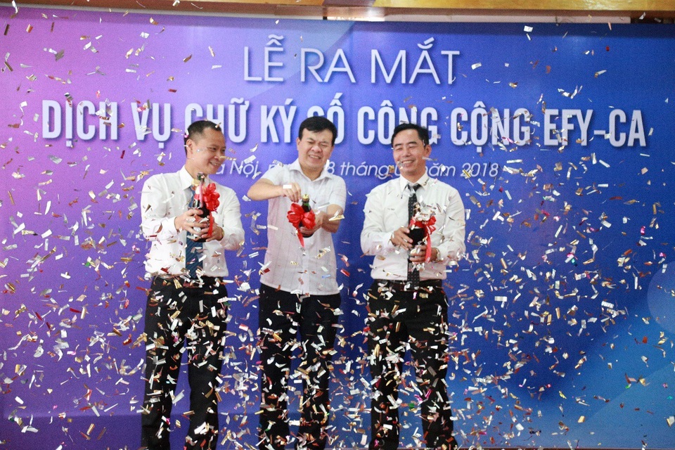 EFY Việt Nam chính thức ra mắt Dịch vụ chữ ký số công cộng EFY-CA - 2 Ông Đặng Đình Trường – PGĐ Trung tâm chứng thực điện tử quốc gia - Bộ thông tin và truyền thông; Ông Hoàng Văn Thuấn – Chủ tịch HĐQT, Tổng Giám đốc công ty EFY Việt Nam; Ông. Nguyễn Văn Thư – P.TGĐ công ty EFY Việt Nam cùng nâng ly chúc mừng