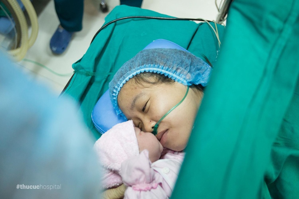 Ngôi thai ngược và chuyện đi đẻ “nhàn tênh” của mẹ bầu 9X - 4
Khoảnh khắc “tình bể bình” khi mẹ được da áp da với con