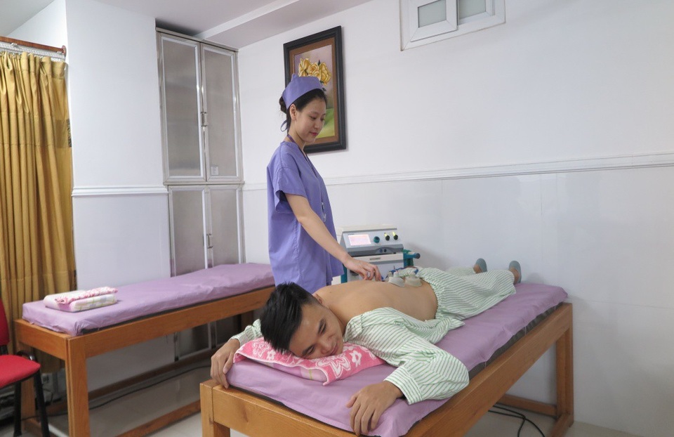 Trải nghiệm vật lý trị liệu cổ vai gáy và cột sống tại bệnh viện 5* - 5 Trị liệu bằng máy giao thoa giúp điều hóa sinh lý của cơ thể, giảm đau lưng
