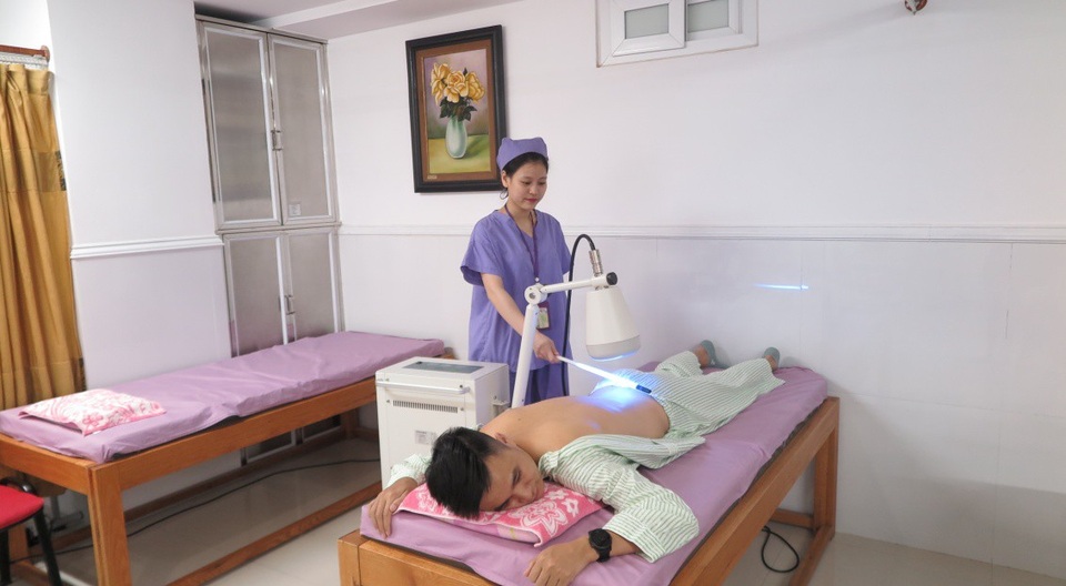 Trải nghiệm vật lý trị liệu cổ vai gáy và cột sống tại bệnh viện 5* - 6 Hệ thống máy vi sóng có tác dụng tăng cường tuần hoàn nuôi dưỡng vùng điều trị giúp anh L. giảm đau vùng lưng