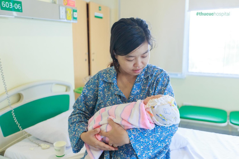 Ngôi thai ngược và chuyện đi đẻ “nhàn tênh” của mẹ bầu 9X - 6
4 ngày tại viện, chị Quyên luôn cảm thấy thoải mái bởi chế độ chăm sóc và phục vụ của Thu Cúc