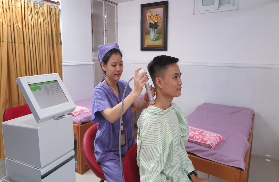 Trải nghiệm vật lý trị liệu cổ vai gáy và cột sống tại bệnh viện 5* - 7 Điều trị bằng sóng xung kích giúp giảm đau vùng vai gáy, giảm co cứng