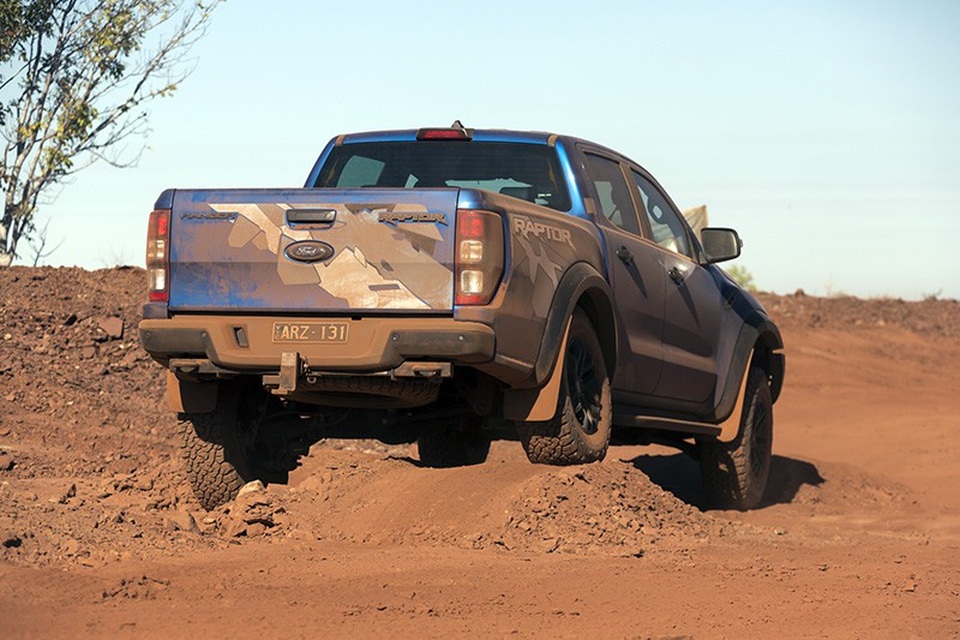 Ford Ranger Raptor khác gì xe Ford Ranger thông thường? - 5
Hiệu quả của hệ thống treo mới giúp Ranger Raptor ổn định và giữ thăng bằng tốt hơn