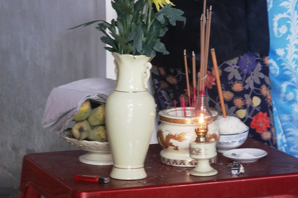 Cha già đổ gục tiễn 3 con, tai ương kinh hoàng ập xuống gia đình chú rể - 7
Ban thờ lập vội hương khói cho các nạn nhân xấu số.