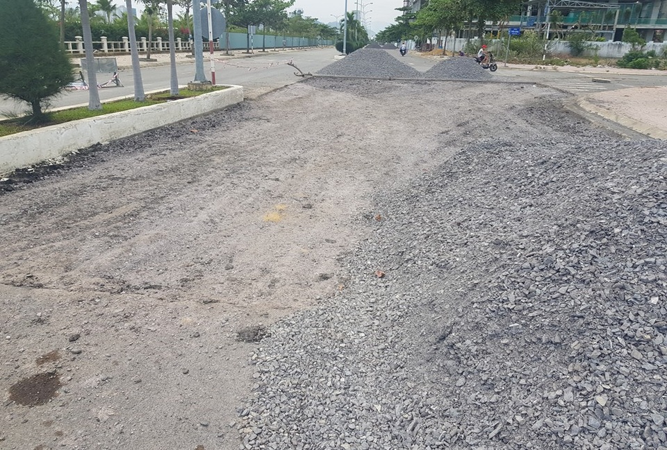 Sửa chữa con đường “ruộng bậc thang” ven biển Nha Trang - 3 Lực lượng thi công đã bóc tách các đoạn đường bị hư hỏng, lồi lõm như “ruộng bậc thang” để xử lý lại