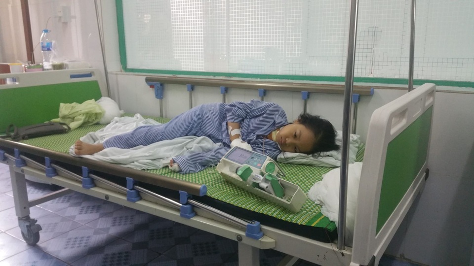Truy bắt gã đàn ông nghi cắt cổ vợ và 2 cháu - 1 Nạn nhân đang điều trị tại bệnh viện (ảnh CTV)