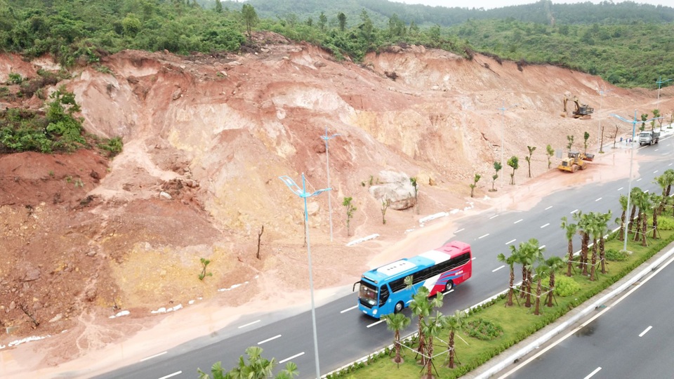 Bùn đất “tấn công” con đường 10 làn đẹp nhất Hạ Long - 1
Bùn đất từ những quả đồi bị đào xới nham nhở tràn xuống quốc lộ 18.