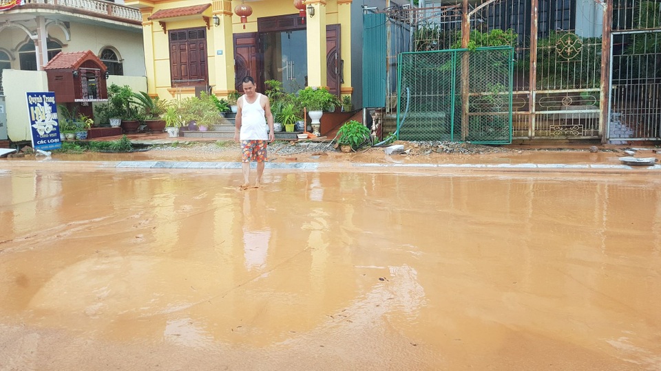 Bùn đất “tấn công” con đường 10 làn đẹp nhất Hạ Long - 9
Người dân kêu trời khi ra khỏi cửa là vấp phải ao bùn.