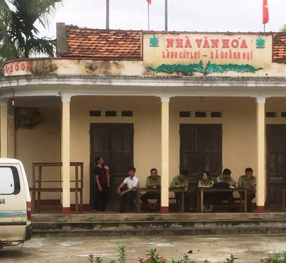 Tưởng được "siêu khuyến mãi", dân ngã ngửa vì mua hàng kém chất lượng giá cao - 5 Cơ quan chức năng vào cuộc lập biên bản, kiểm tra sự việc.