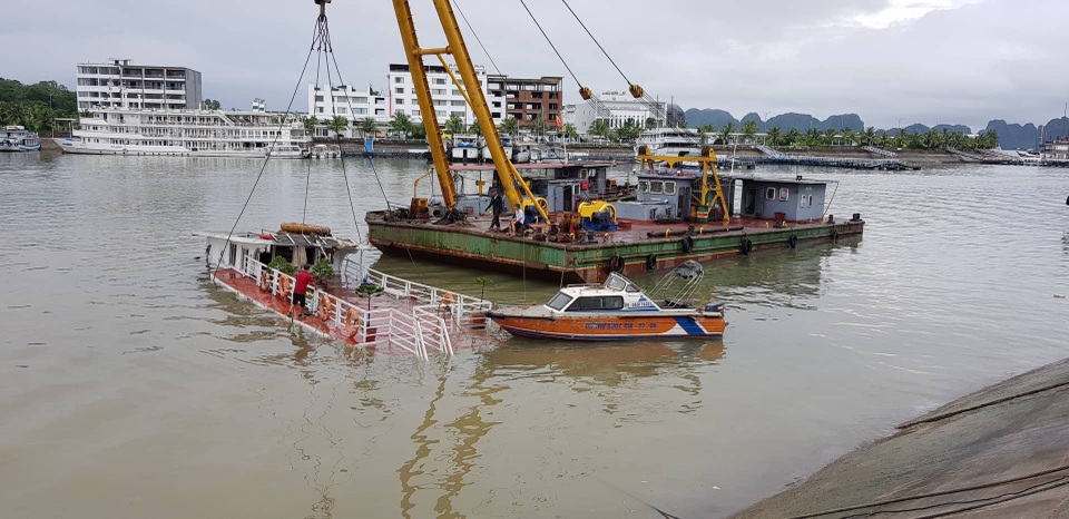 Chìm tàu du lịch tại cảng tàu Tuần Châu - 1 Chủ tàu cùng lực lượng chức năng đang trục vớt con tàu bị chìm (ảnh CTV)