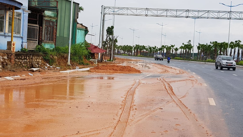 Bùn đất “tấn công” con đường 10 làn đẹp nhất Hạ Long - 4 Bùn đất “tấn công” con đường 10 làn đẹp nhất Hạ Long - 4
