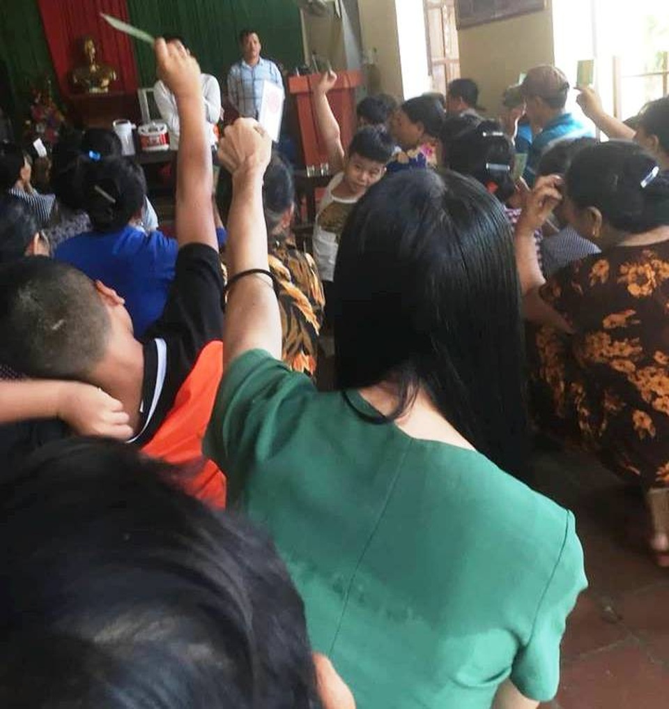 Tưởng được "siêu khuyến mãi", dân ngã ngửa vì mua hàng kém chất lượng giá cao - 4 Người dân xã Hoằng Đại đến nghe Công ty Thiên An tư vấn.