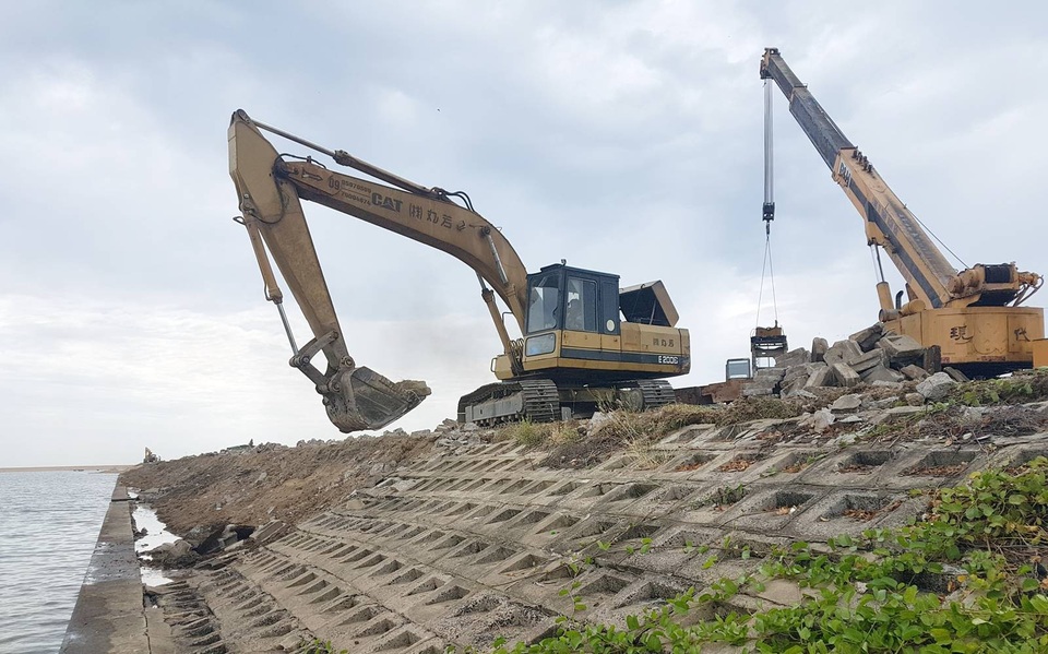 Việc sửa chữa 1,1 km kè bờ nam tiêu tốn gần 56 tỷ đồng