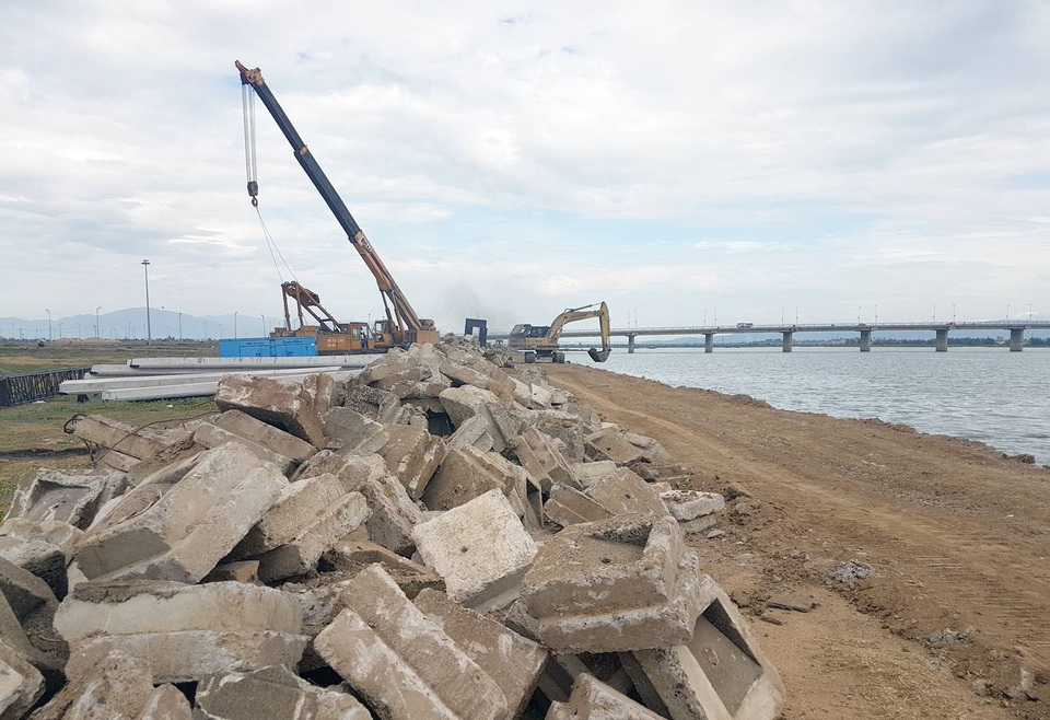 Vật liệu của đoạn kè cũ được đơn vị thi công đưa lên bờ