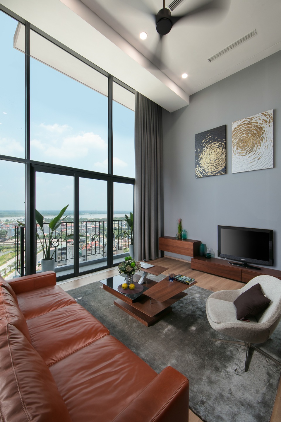 Quyết bám trụ thủ đô, đại gia ôm tiền tỷ mua căn hộ khách sạn - 2
Phòng khách của PentStudio