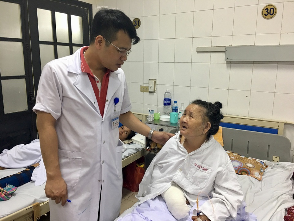 Lại thêm bé trai 7 tuổi bị chó nhà cắn đứt rời môi, không thể ghép môi - 2
Bị chó nhà hàng xóm cắn, bệnh nhân tổn thương vùng tay nghiêm trọng phải phẫu thuật. Ảnh: VĐ.