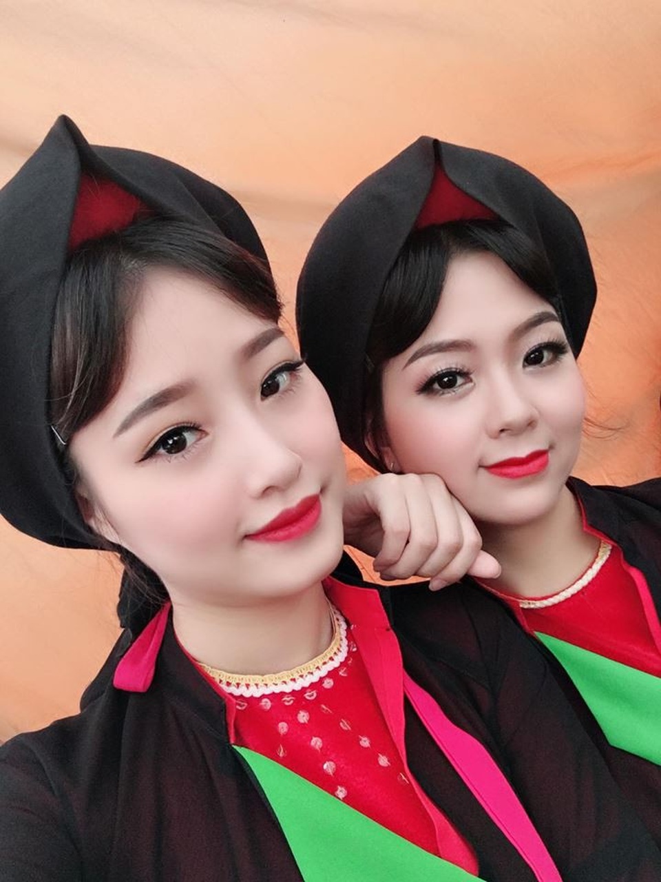 Dàn thiếu nữ Bắc Ninh mặc áo tứ thân tới tấp nhận được lời khen xinh đẹp - 2 Hai liền chị Hồng Duyên và Thu Thủy