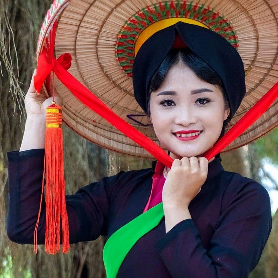 Dàn thiếu nữ Bắc Ninh mặc áo tứ thân tới tấp nhận được lời khen xinh đẹp - 3 Thành Bình đã có 10 năm theo ca hát