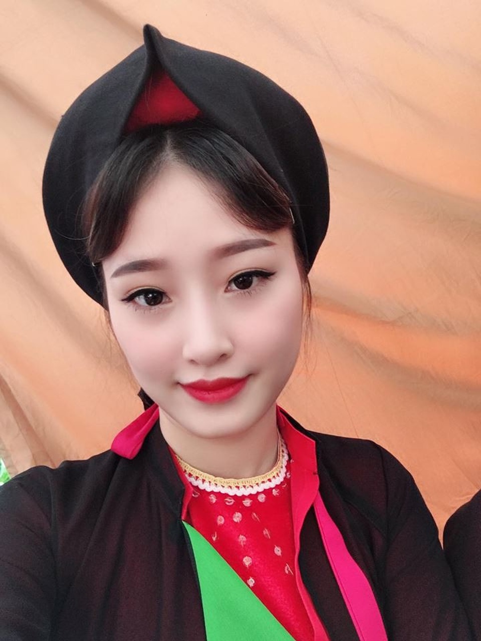 Dàn thiếu nữ Bắc Ninh mặc áo tứ thân tới tấp nhận được lời khen xinh đẹp - 4 Hồng Duyên