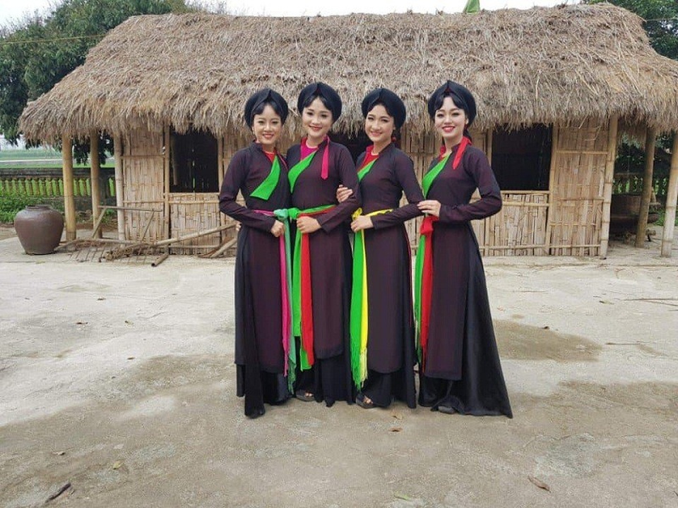 Dàn thiếu nữ Bắc Ninh mặc áo tứ thân tới tấp nhận được lời khen xinh đẹp - 7 Dàn thiếu nữ Bắc Ninh mặc áo tứ thân tới tấp nhận được lời khen xinh đẹp - 7