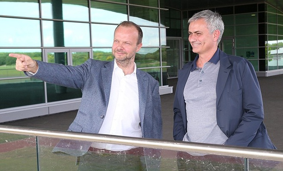 MU loạn vì mâu thuẫn giữa Mourinho và Ban lãnh đạo đội bóng - 1
Mourinho và Ed Woodward không còn nhìn về một hướng?