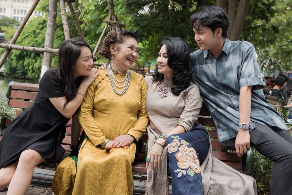 3 thế hệ nhà diva Thanh Lam giống nhau đến ngỡ ngàng - 11
Nhìn những hình ảnh hạnh phúc của gia đình diva Thanh Lam, ca sĩ Quang Dũng cùng nhiều người đã gửi lời ngưỡng mộ. Ca sĩ Quang Dũng cho rằng, 3 thế hệ giống nhau đến ngỡ ngàng.
