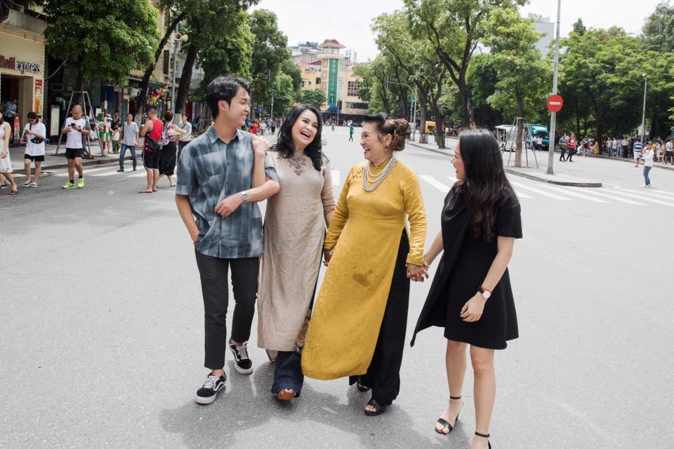 3 thế hệ nhà diva Thanh Lam giống nhau đến ngỡ ngàng - 1 Diva Thanh Lam chia sẻ những hình ảnh cùng mẹ và hai con rong ruổi trên tuyến phố đi bộ quanh Hồ Gươm – Hà Nội những ngày cuối tuần. Chị viết: “Những hạnh phúc ngọt ngào. Cả nhà cười chói lói Hồ Gươm”.