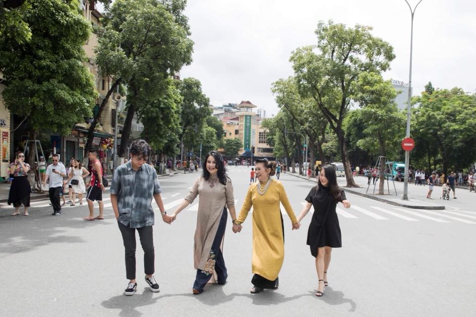 3 thế hệ nhà diva Thanh Lam giống nhau đến ngỡ ngàng - 2 Chia sẻ cách đây không lâu, NSƯT Thanh Hương cho biết, dù không ở cùng nhà nhưng diva Thanh Lam rất quan tâm đến mẹ và các con. Chị thường dành những thời gian rảnh rỗi để đưa mẹ và các con đi chơi chỗ này chỗ kia. Với bà, Thanh Lam là một cô con gái dù lận đận tình duyên nhưng lại sống tình cảm và tài năng.