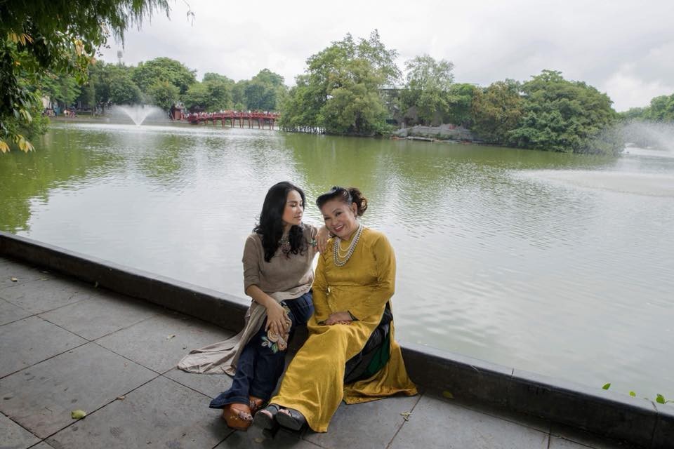 3 thế hệ nhà diva Thanh Lam giống nhau đến ngỡ ngàng - 8
Kể từ khi nhạc sĩ Thuận Yến ra đi, gia đình diva Thanh Lam vẫn thường xuyên lên nghĩa trang thắp hương cho ông. Mộ phần của ông được gia đình chăm sóc hết sức chu đáo và luôn có cây xanh che bóng, hoa tươi trên phần mộ.